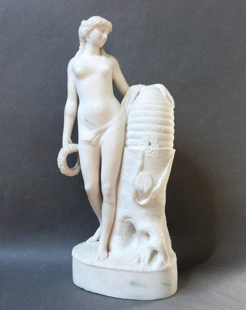 Sculpture en marbre nymphe protectrice des abeilles dans le style antique XIXeme siècle 