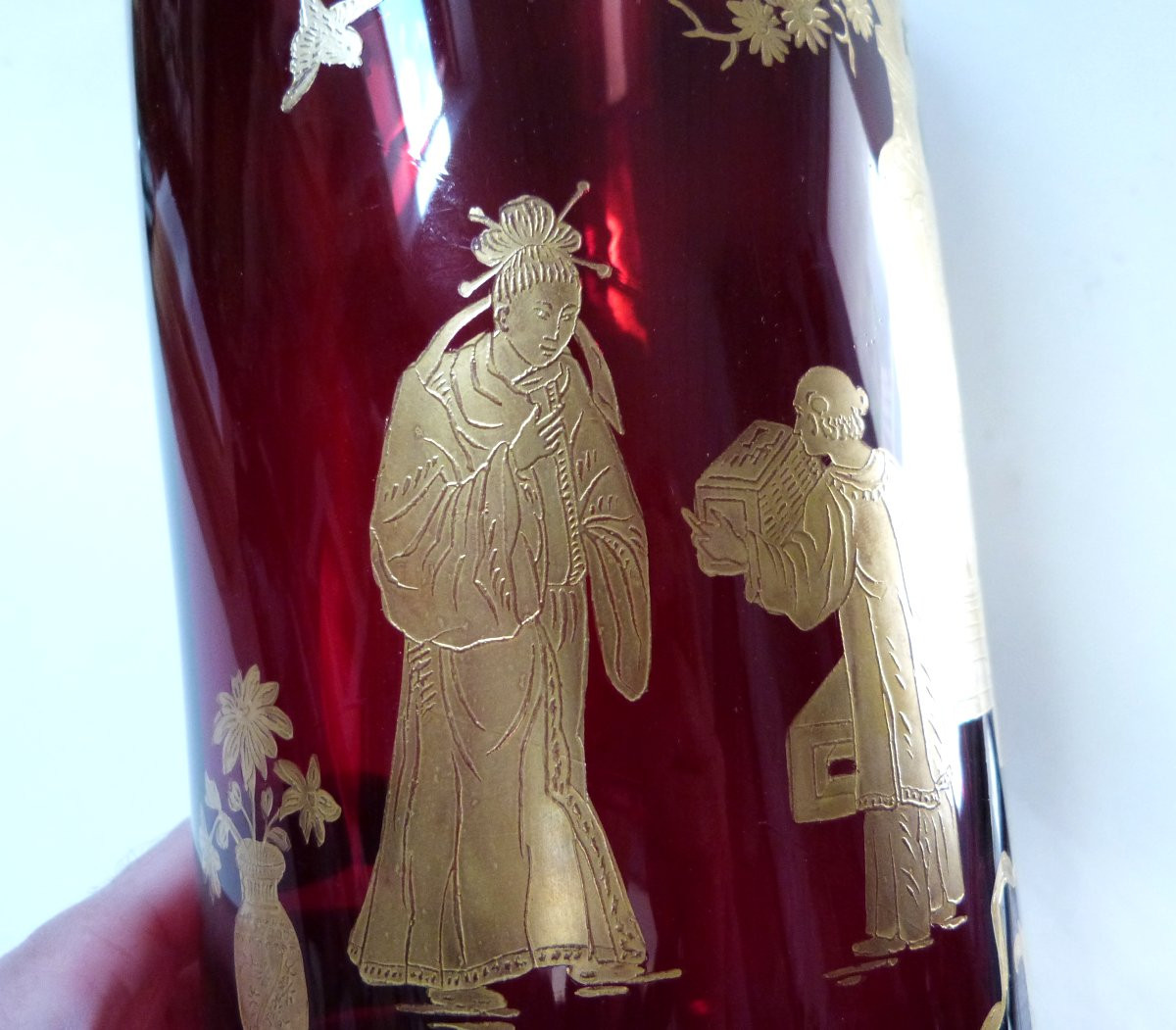 Baccarat vase en cristal teinté et décor chinois or pour l'escalier de cristal -photo-2