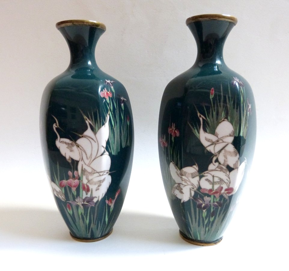 Japon période Meiji  paire de vases en émail cloisonné 