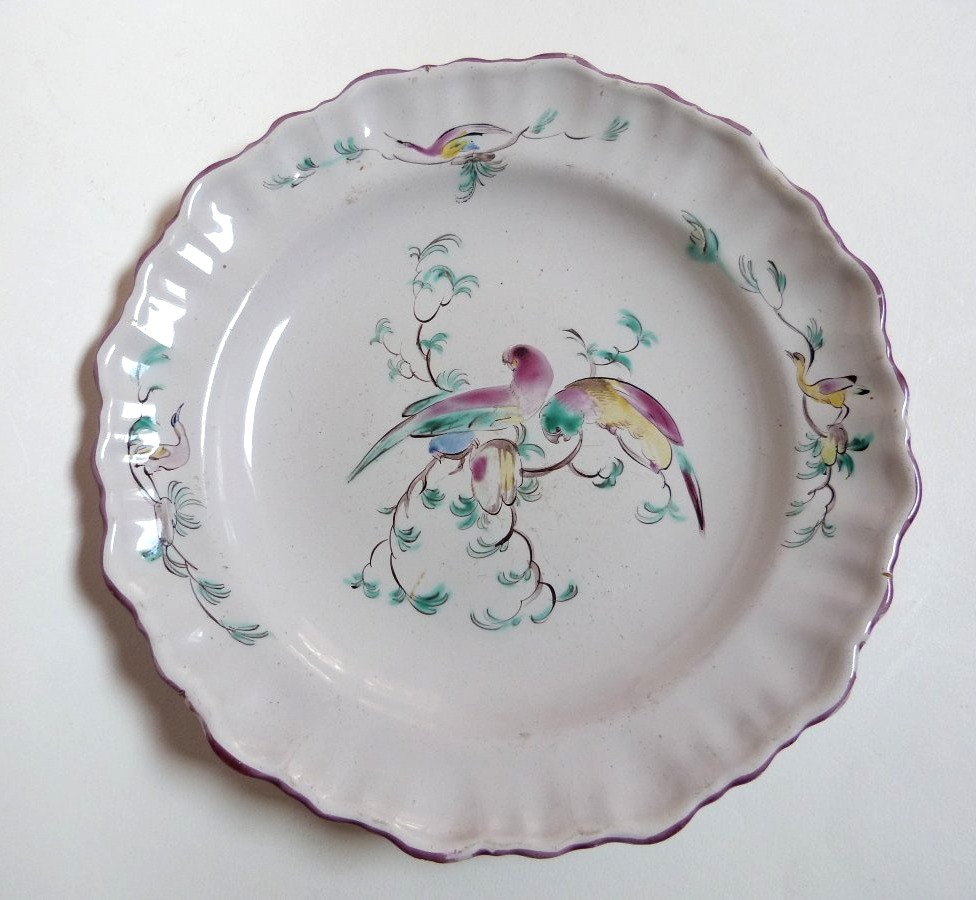 Moustiers Ferrat assiette en faïence XVIIIe décor aux perroquets 1
