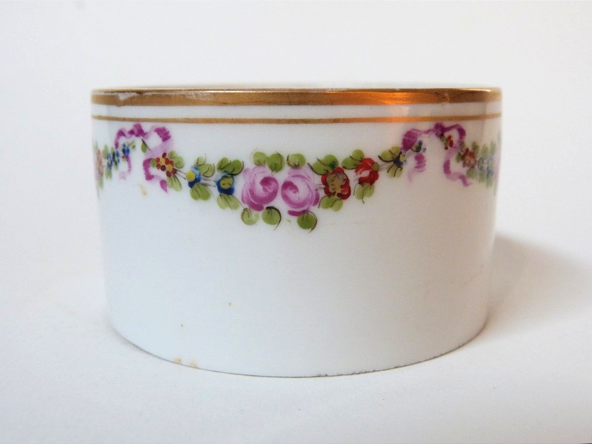 Manufacture De La Reine, Rue Thiroux: Small 18th-century Porcelain Jar From Paris -photo-2