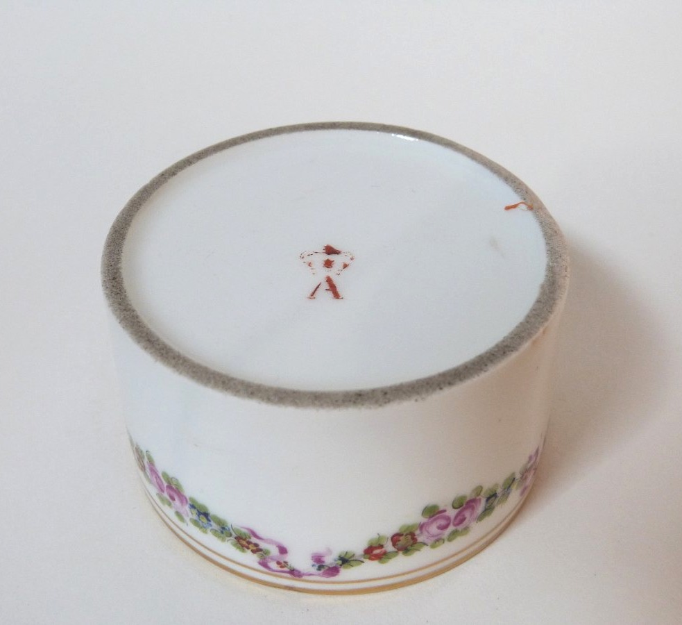 Manufacture De La Reine, Rue Thiroux: Small 18th-century Porcelain Jar From Paris -photo-4