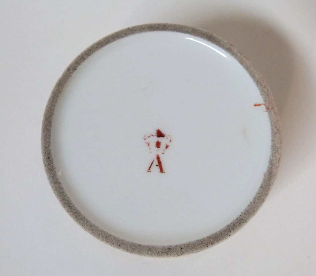 Manufacture De La Reine, Rue Thiroux: Small 18th-century Porcelain Jar From Paris -photo-1
