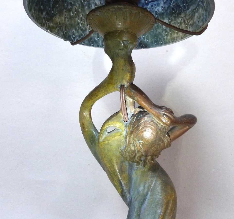 Lampe art nouveau à décor de femme vers 1900-photo-3