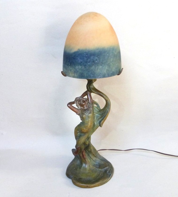 Lampe art nouveau à décor de femme vers 1900