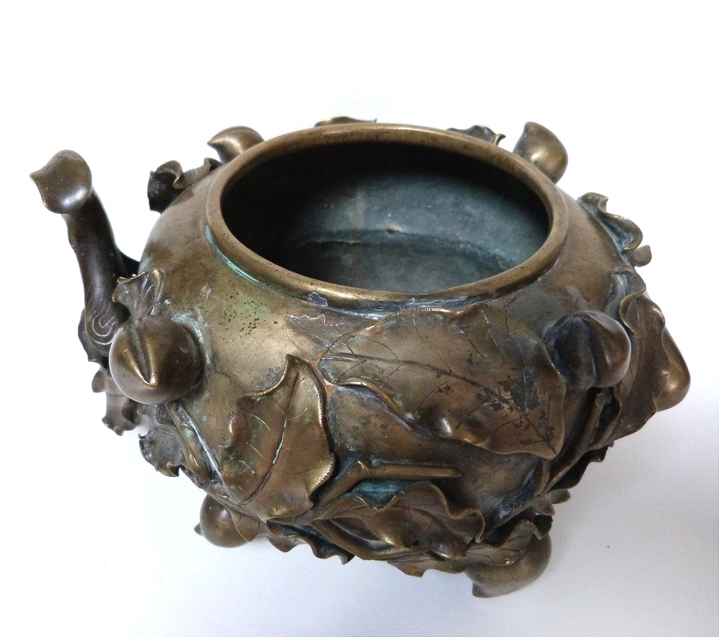 Large Peach-colored Bronze Incense Burner Symbolizing Longevity, China, Late 19th Century-photo-2