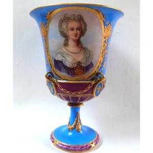 Porcelain Vase Decorated With The Portrait Of Marie Antoinette, Royalist Fleur-de-lis Decoration, 19th Century