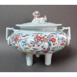  Brûle parfum en porcelaine à décor Kakiemon Samson dans le style du Japon 