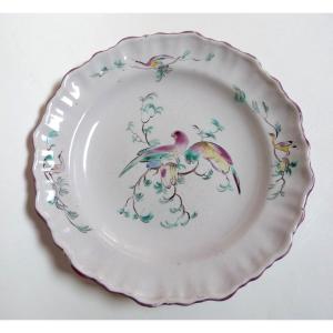 Moustiers Ferrat assiette en faïence XVIIIe décor aux perroquets 1
