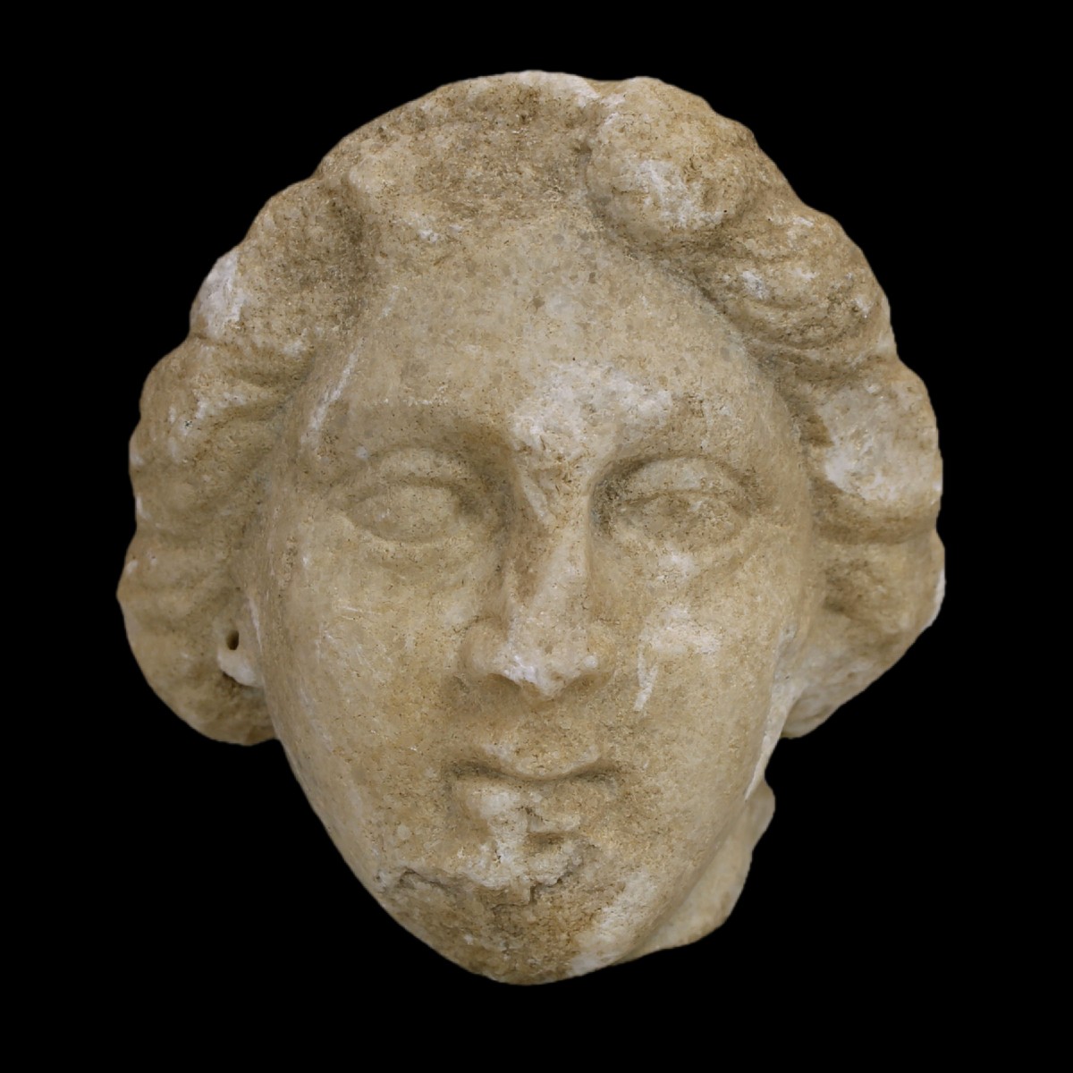 Tête féminine hellénistique au ruban (tainia), en marbre — avec certificat d’authenticité