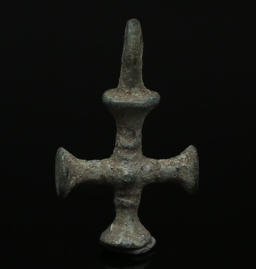Byzantin – Pendentif en croix en bronze (VIIᵉ – Xe siècle) — Avec certificat d’authenticité