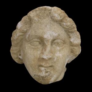 Tête féminine hellénistique au ruban (tainia), en marbre — avec certificat d’authenticité