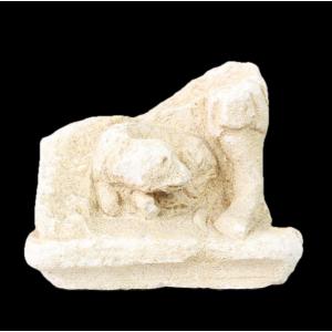 Fragment romain au chien et jambe drapée — relief domestique avec certificat d’authenticité