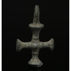 Byzantin – Pendentif en croix en bronze (VIIᵉ – Xe siècle) — Avec certificat d’authenticité