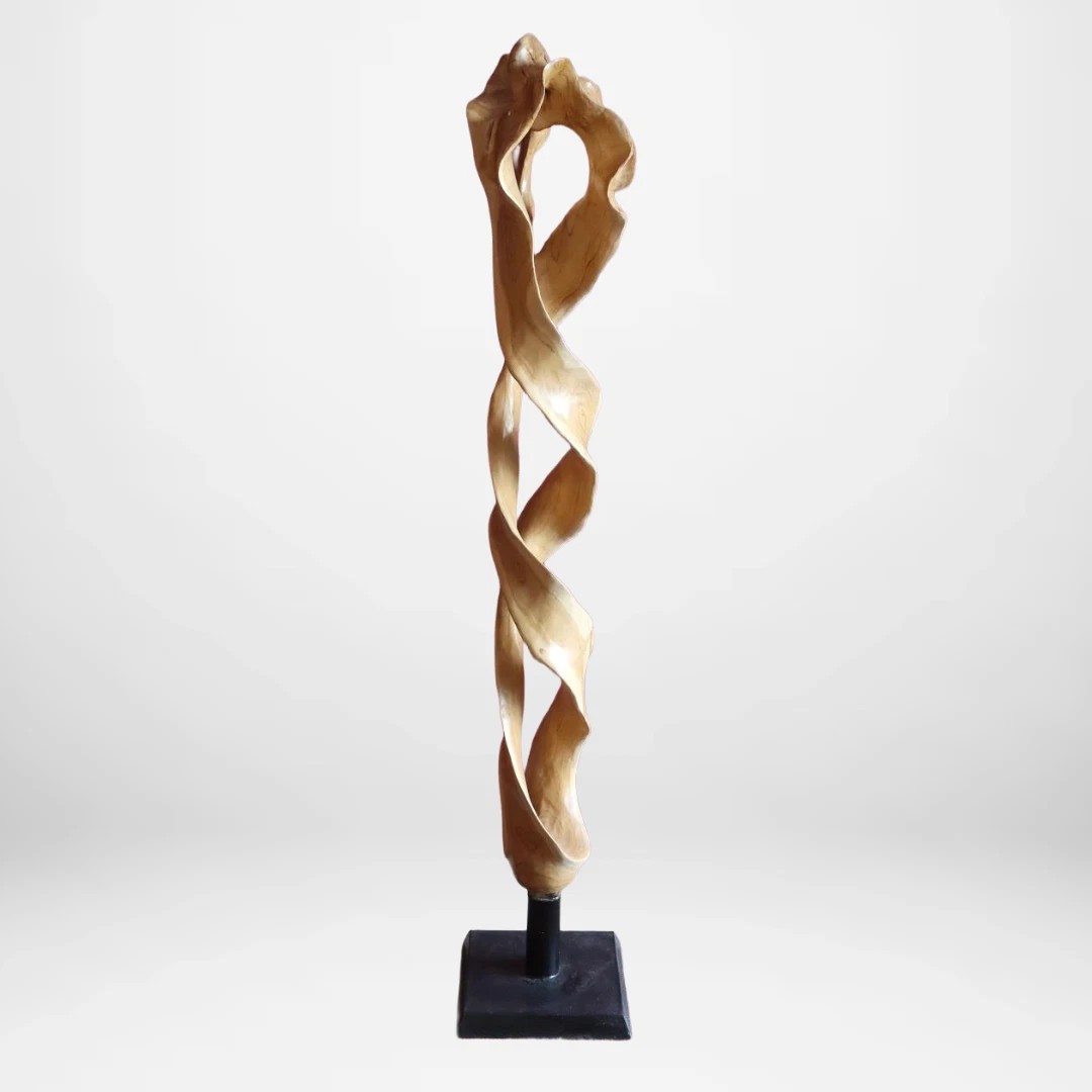 Sculpture design de 165 cm en racine de teck avec socle.