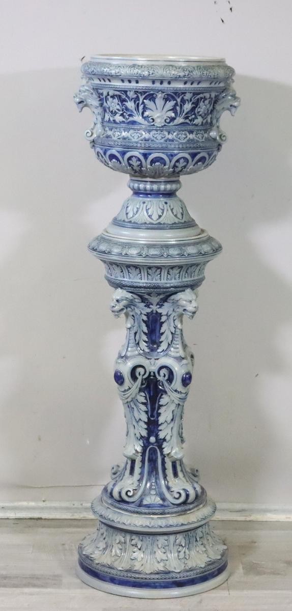 Cache-pot avec colonne de fleurs, grès, décor animalier, peinture bleue, fin du XIXe siècle.