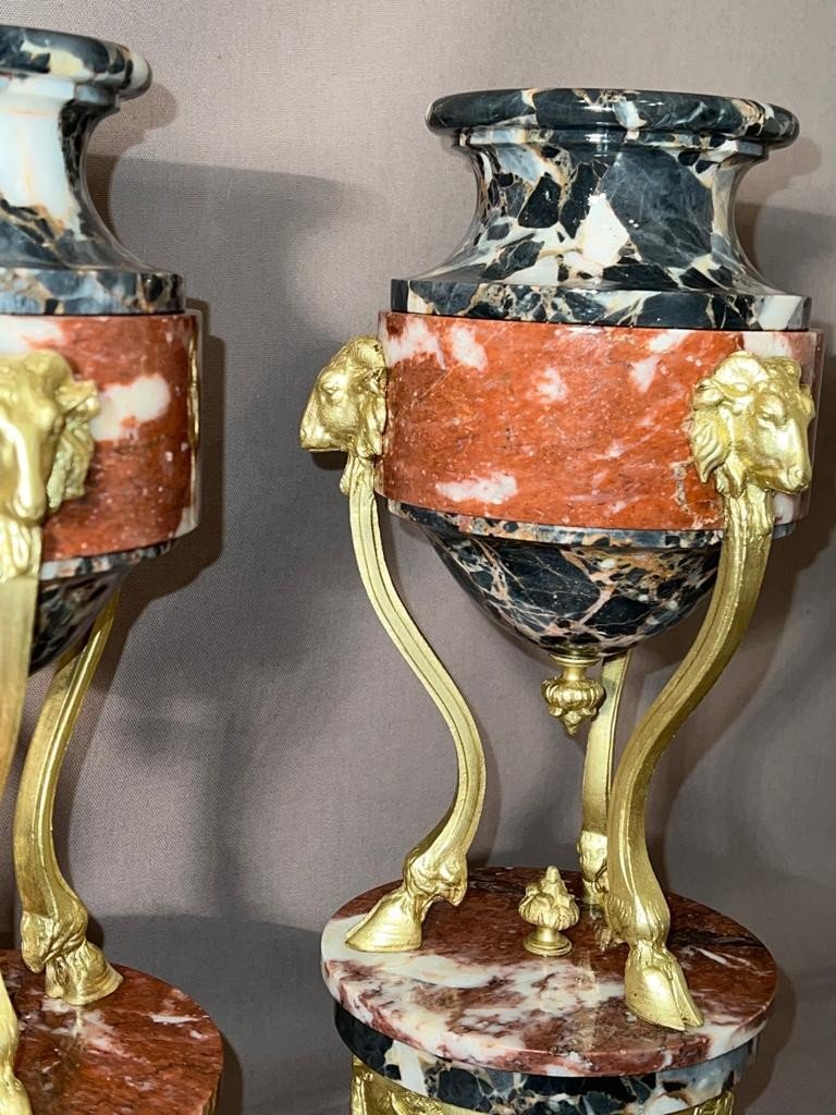 Paire De Cassolettes En  Marbre et  Bronze Doré à Décor De Têtes De Béliers-photo-4