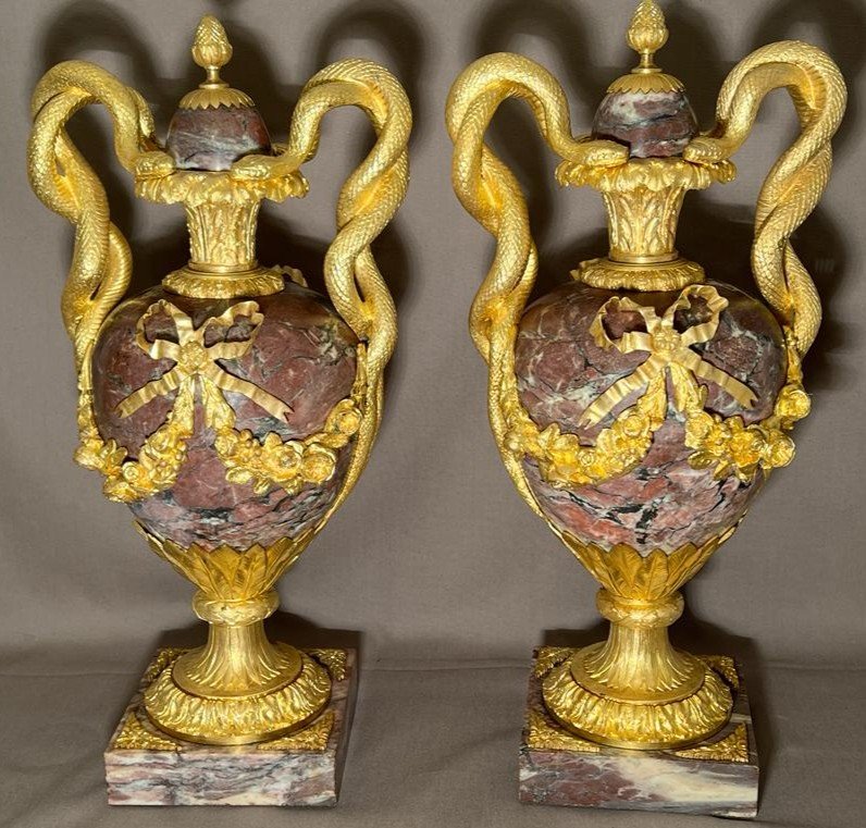 Paire Des Vases En Marbre Violet  Et Bronze Doré De Style Louis XVI Du 19ème Siècle 