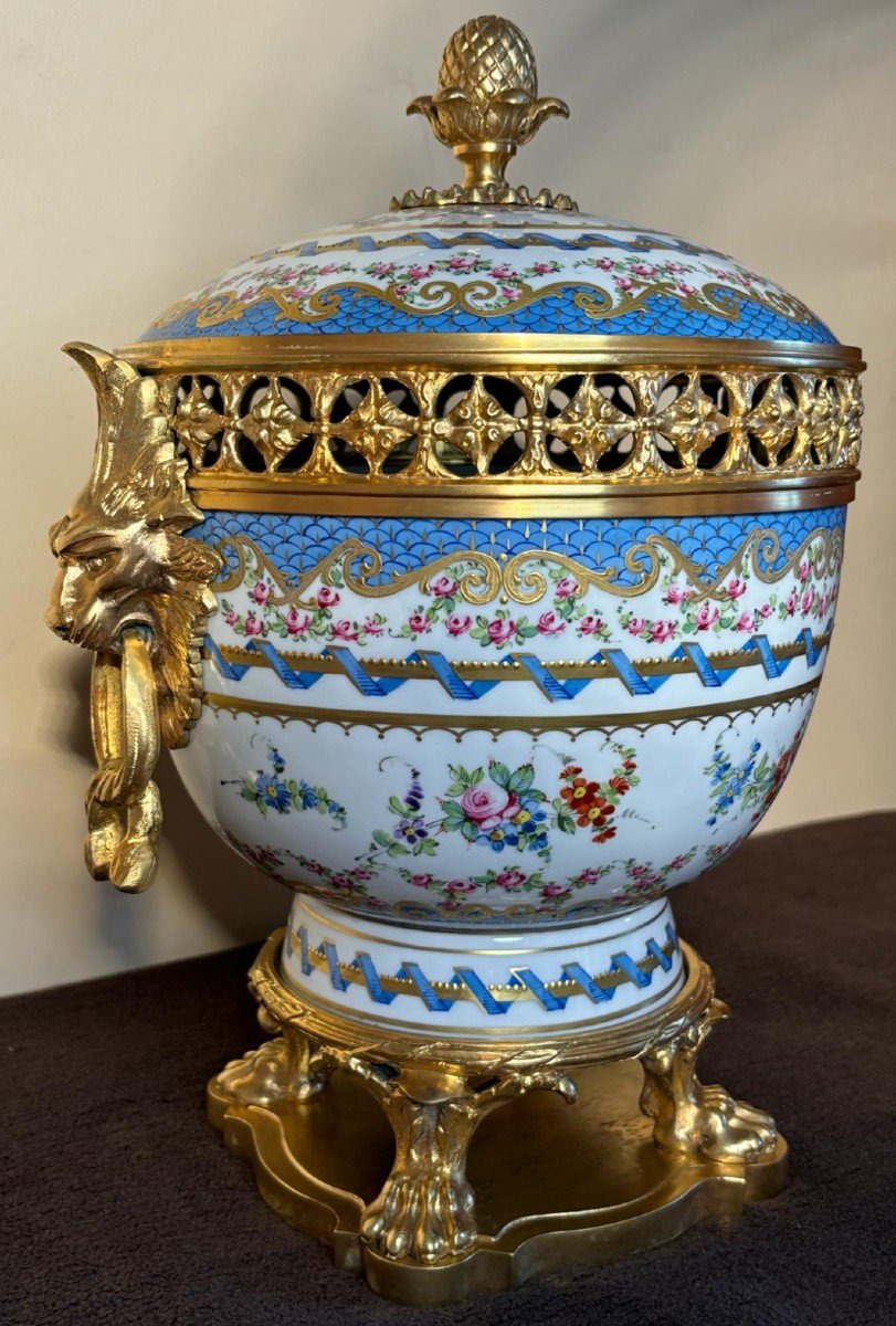 Une Coupe Avec Couvercle, pot pourri  En Porcelaine De Paris Et Bronze Dore XX-eme Siècle.-photo-2
