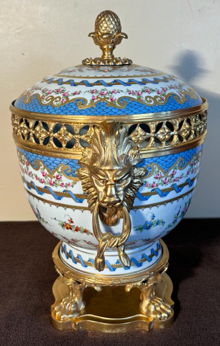 Une Coupe Avec Couvercle, pot pourri  En Porcelaine De Paris Et Bronze Dore XX-eme Siècle.-photo-3