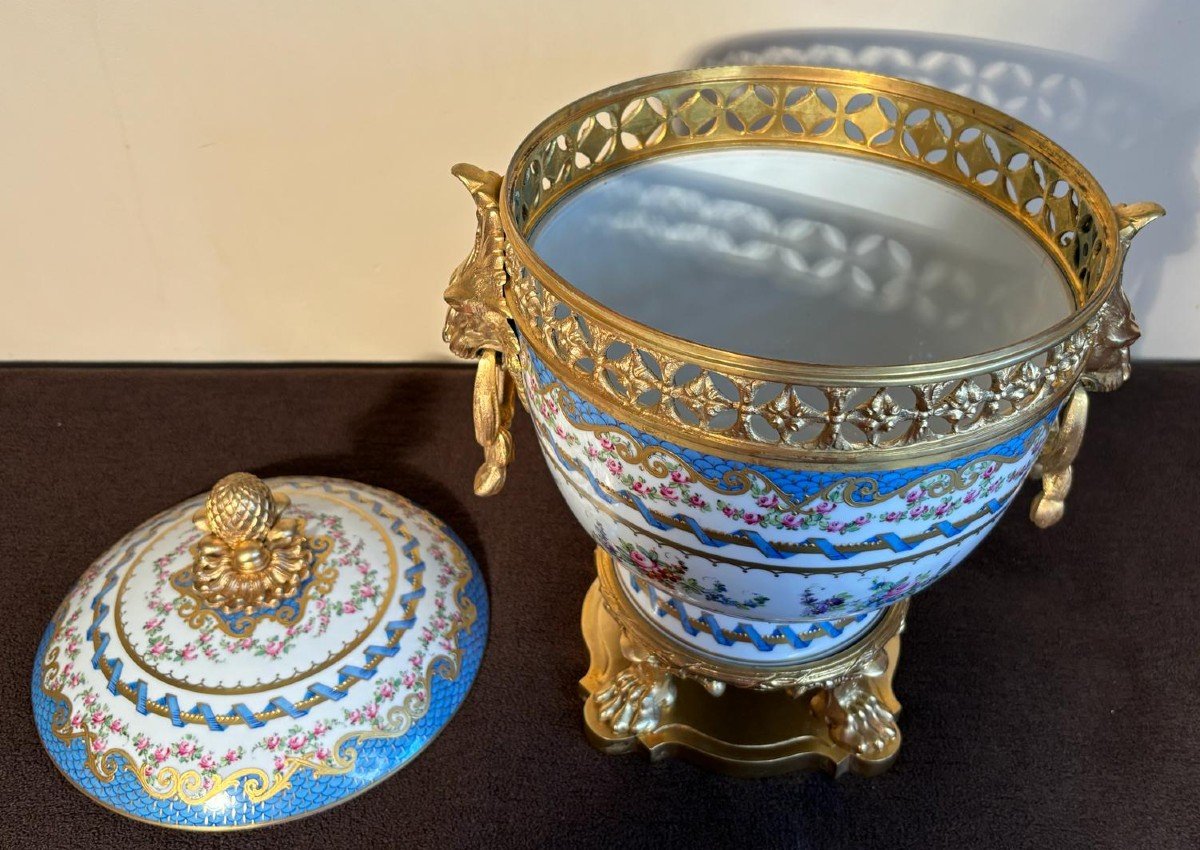 Une Coupe Avec Couvercle, pot pourri  En Porcelaine De Paris Et Bronze Dore XX-eme Siècle.-photo-4