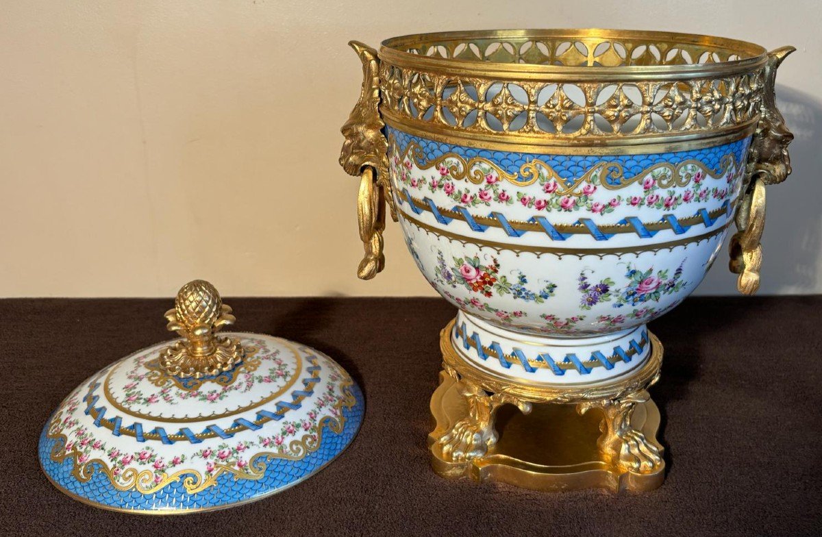 Une Coupe Avec Couvercle, pot pourri  En Porcelaine De Paris Et Bronze Dore XX-eme Siècle.-photo-2