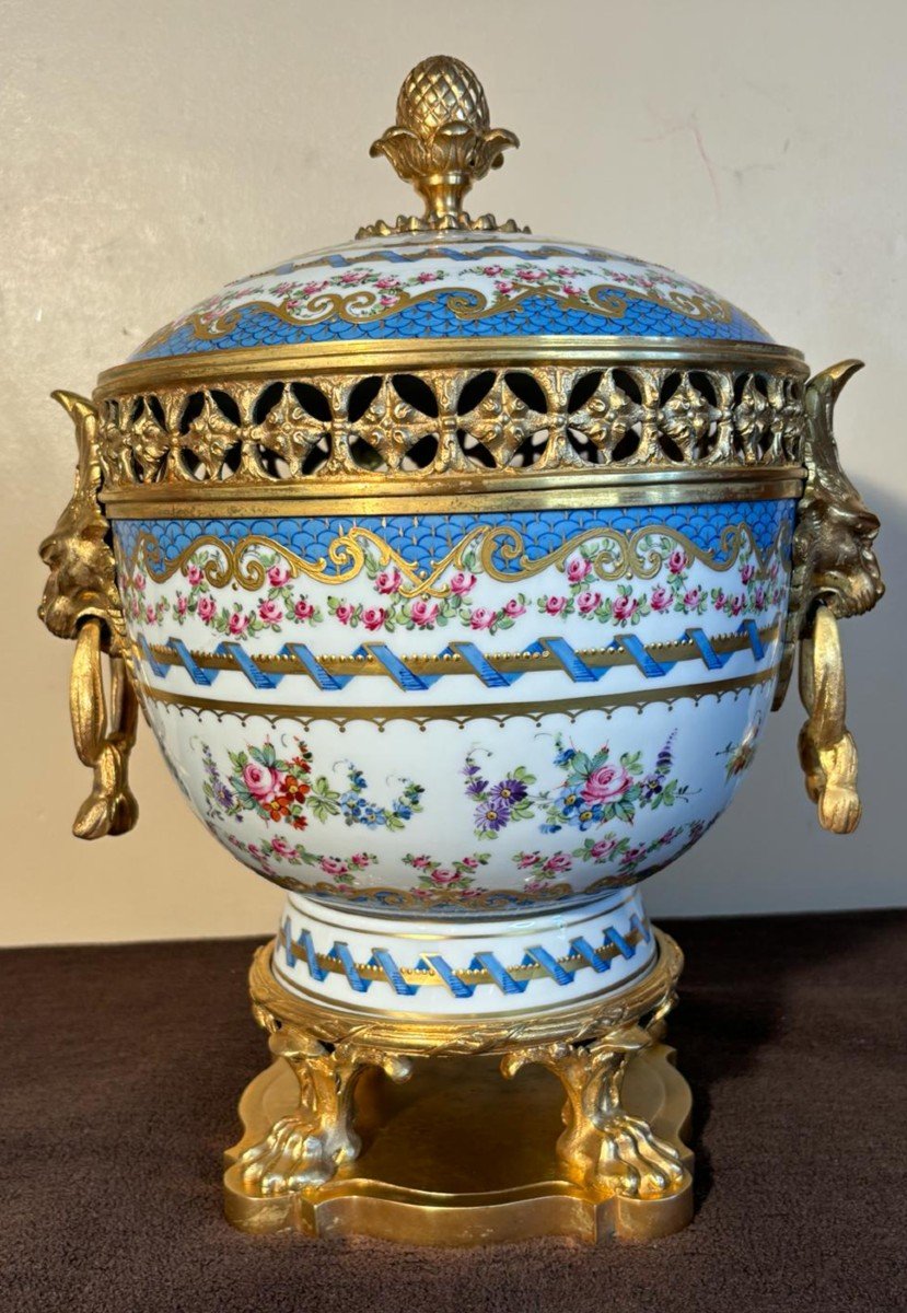 Une Coupe Avec Couvercle, pot pourri  En Porcelaine De Paris Et Bronze Dore XX-eme Siècle.