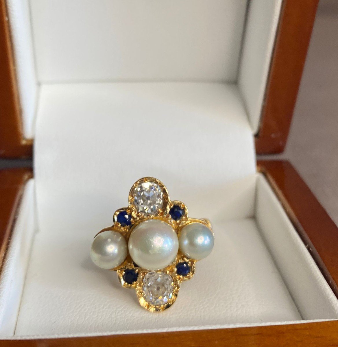 Bague En Or Jaune 18 Carats, Diamants, Perles, Sapphires.