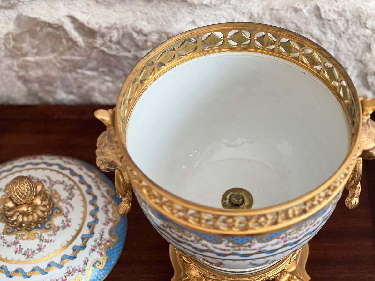 Une Coupe Avec Couvercle, pot pourri En Porcelaine De Paris Et Bronze Dore XXème Siècle.-photo-1