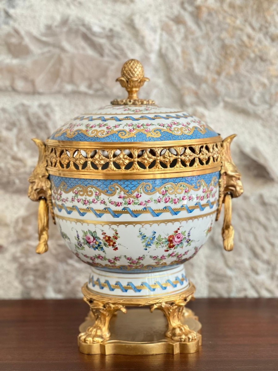 Une Coupe Avec Couvercle, pot pourri En Porcelaine De Paris Et Bronze Dore XXème Siècle.