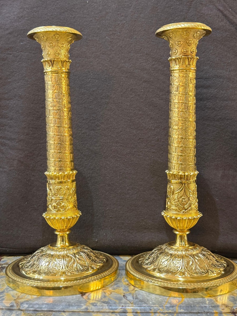 Paire de bougeoirs d'époque Restauration en bronze ciselé et doré.-photo-2