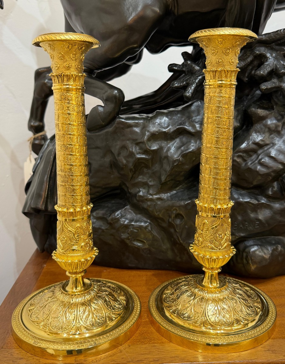 Paire de bougeoirs d'époque Restauration en bronze ciselé et doré.-photo-4
