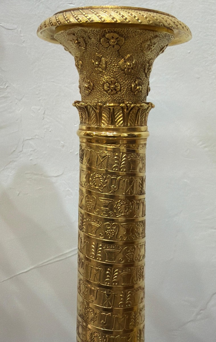 Paire de bougeoirs d'époque Restauration en bronze ciselé et doré.-photo-1