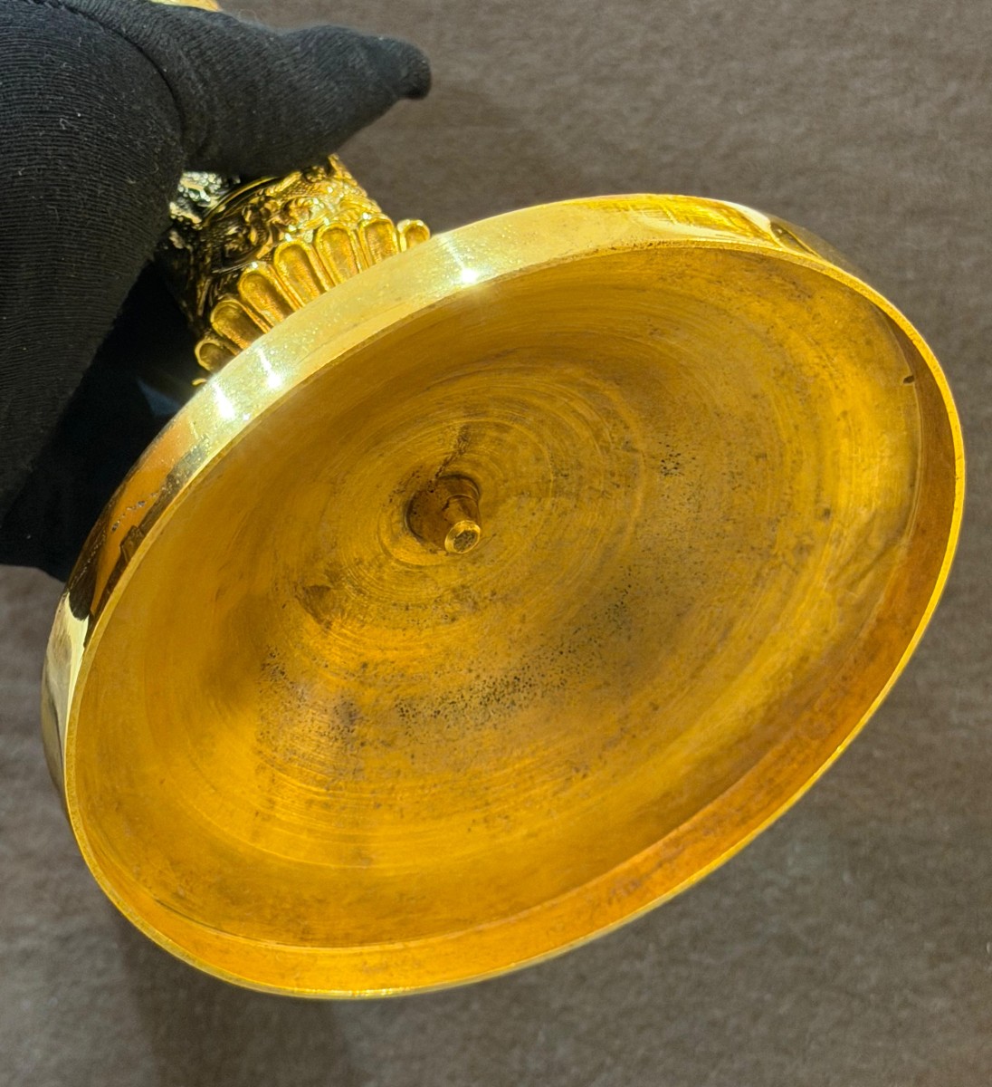 Paire de bougeoirs d'époque Restauration en bronze ciselé et doré.-photo-5