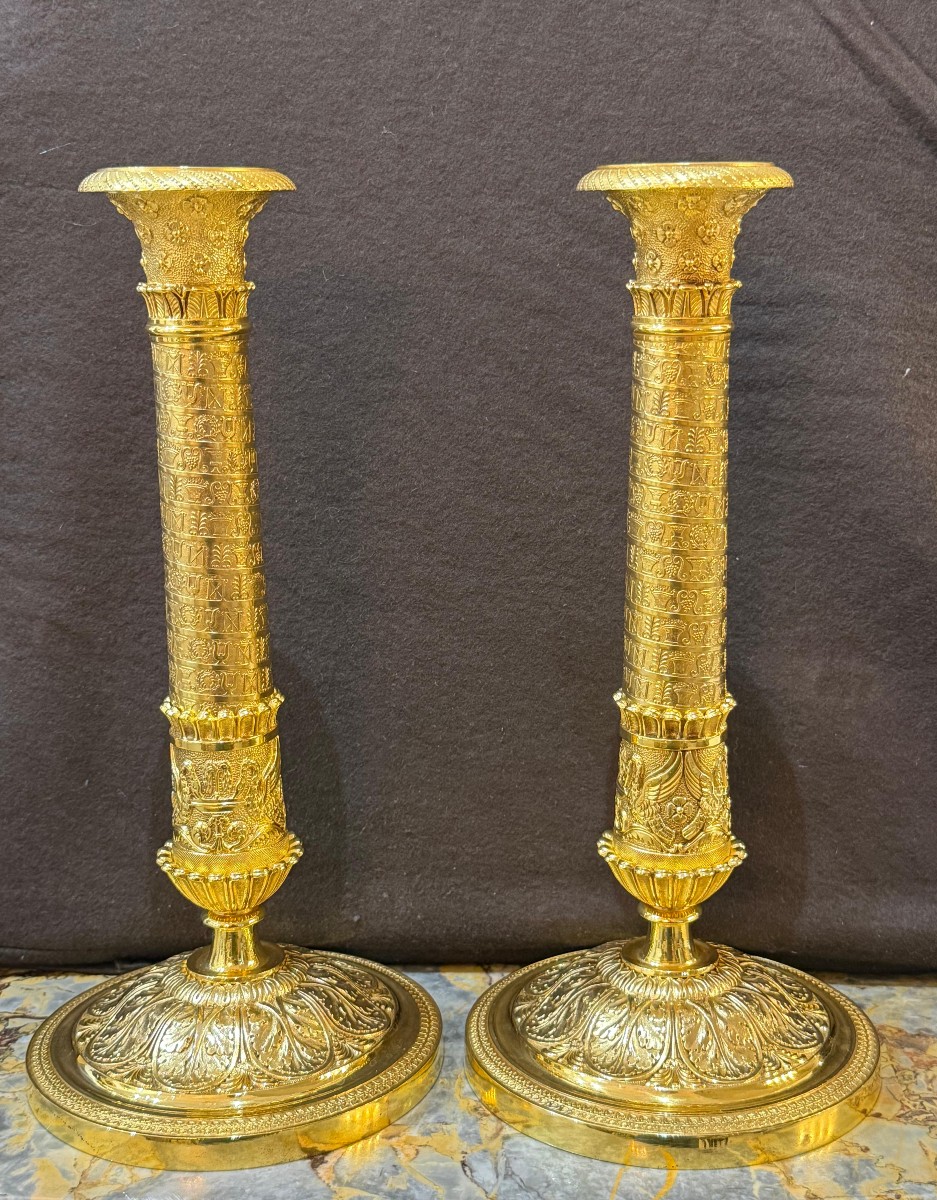 Paire de bougeoirs d'époque Restauration en bronze ciselé et doré.