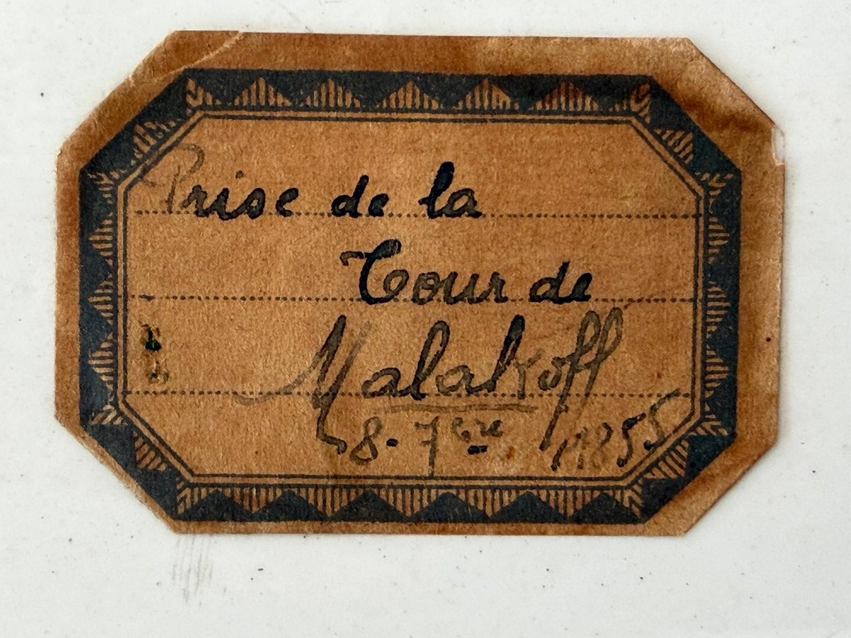 Plaque en porcelaine peinte – La prise de la Tour de Malakoff, siège de Sébastopol (1855)-photo-3