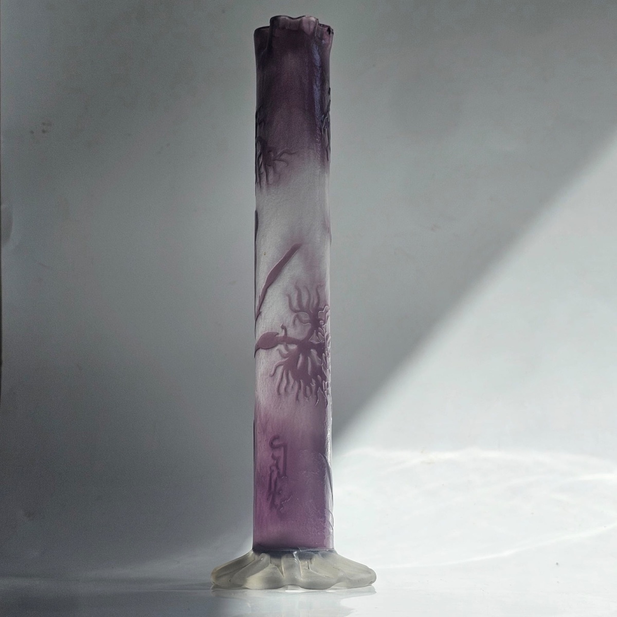 Émile Gallé Vase soliflore cylindrique à décor de chrysanthèmes