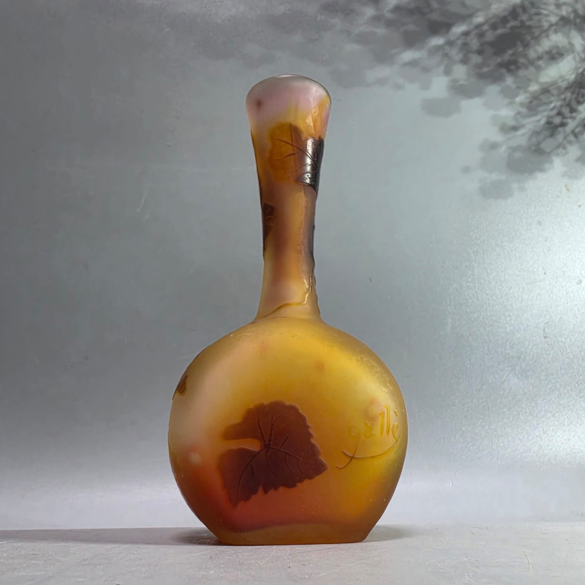 Vase Gallé Soliflore à décor de Raisins -photo-2