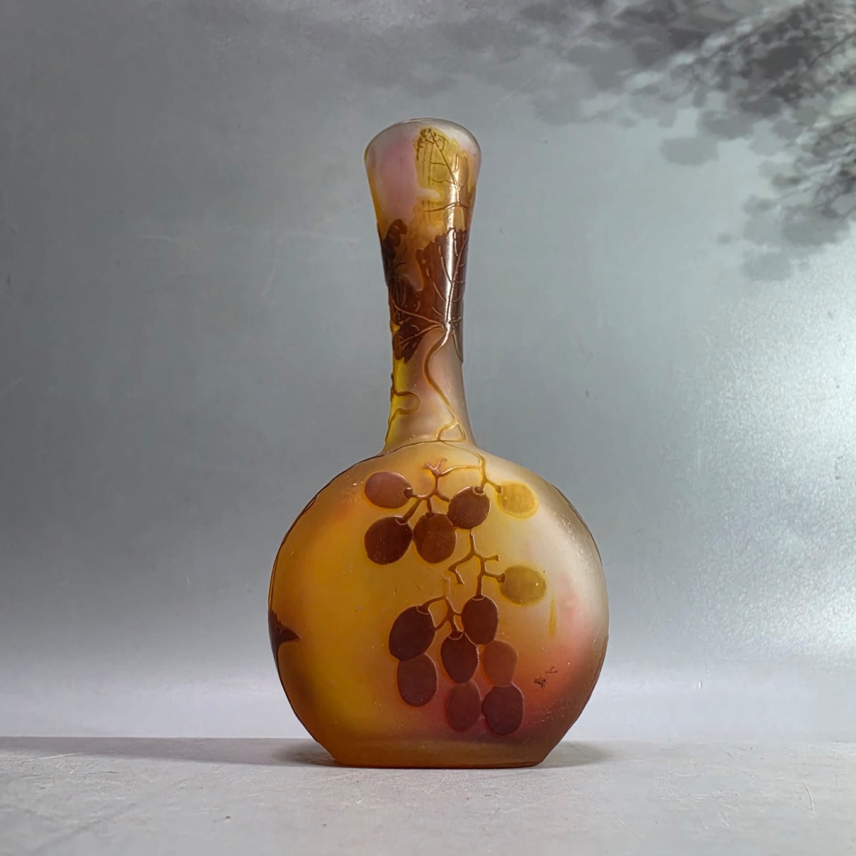 Vase Gallé Soliflore à décor de Raisins -photo-3