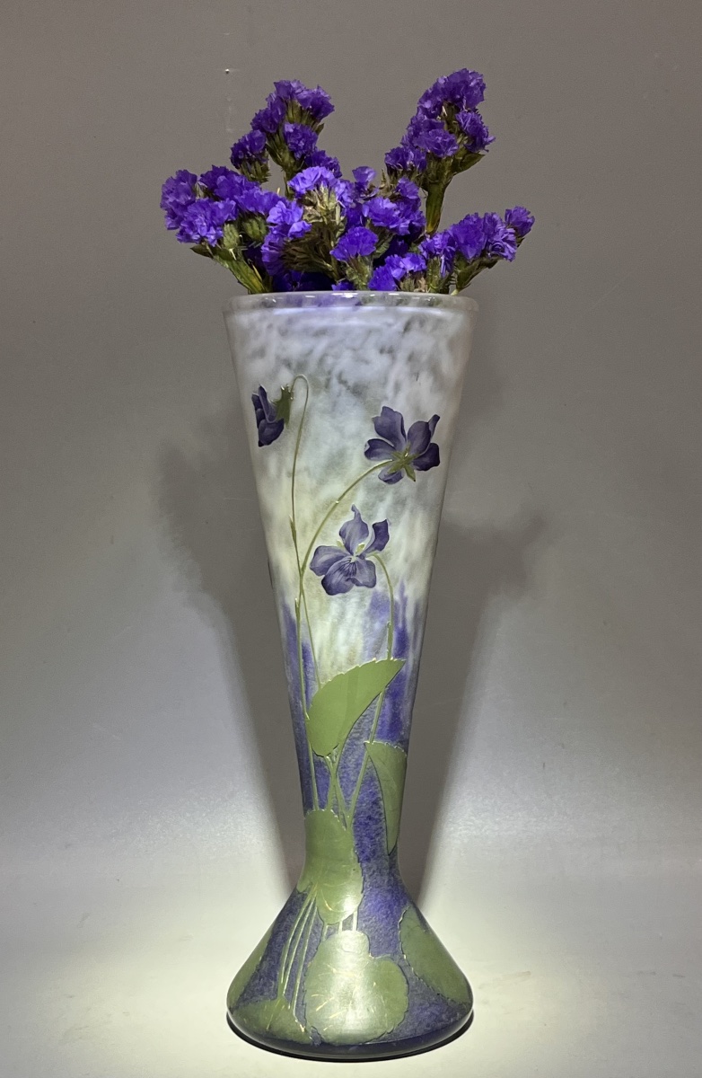 Daum Nancy – Vase diabolo à décor de violettes