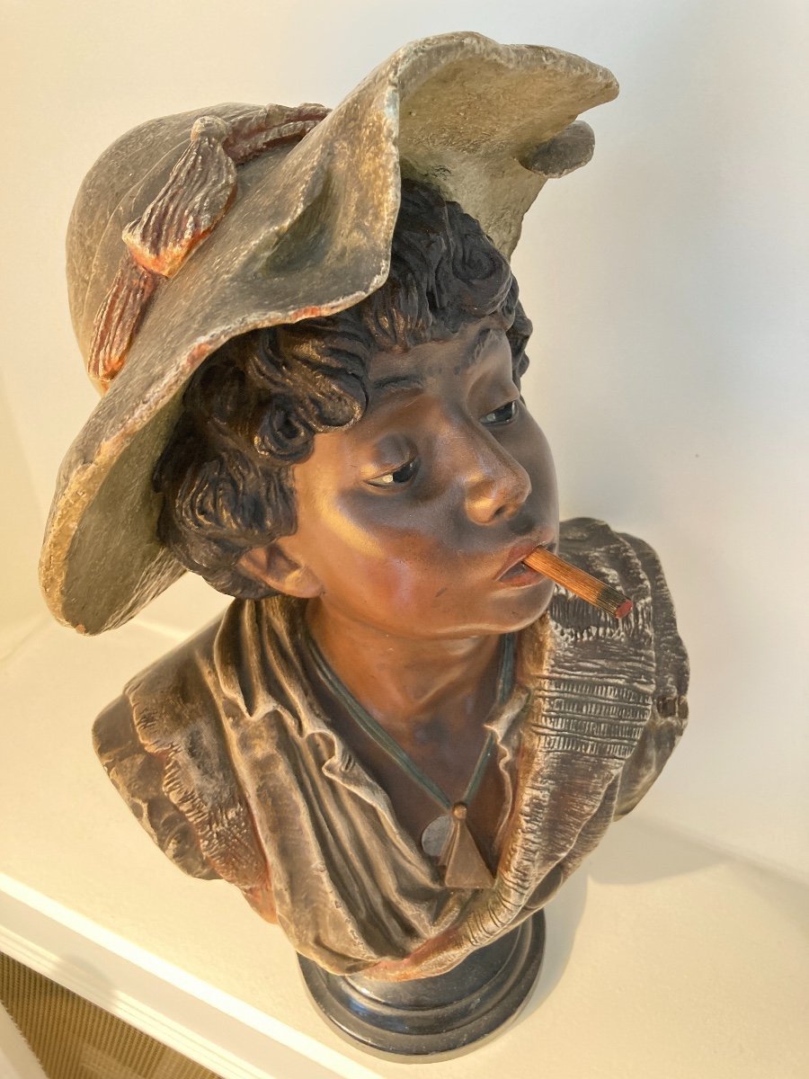Buste d’enfant au chapeau, en plâtre polychromé-photo-2