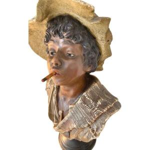 Buste d’enfant au chapeau, en plâtre polychromé