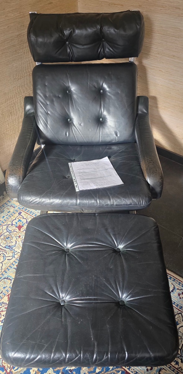 Fauteuil et son repose pied