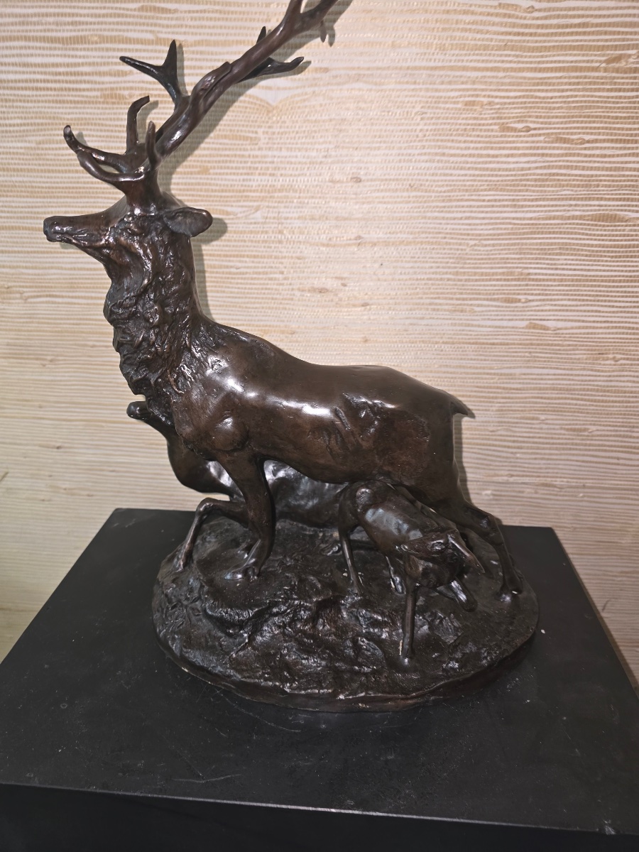 Bronze Sculpture Depicting A Stag, A Doe, And A Fawn -photo-2