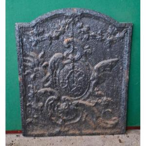 Plaque de cheminée "décoré d'un médaillon orné d'un C enluminé"