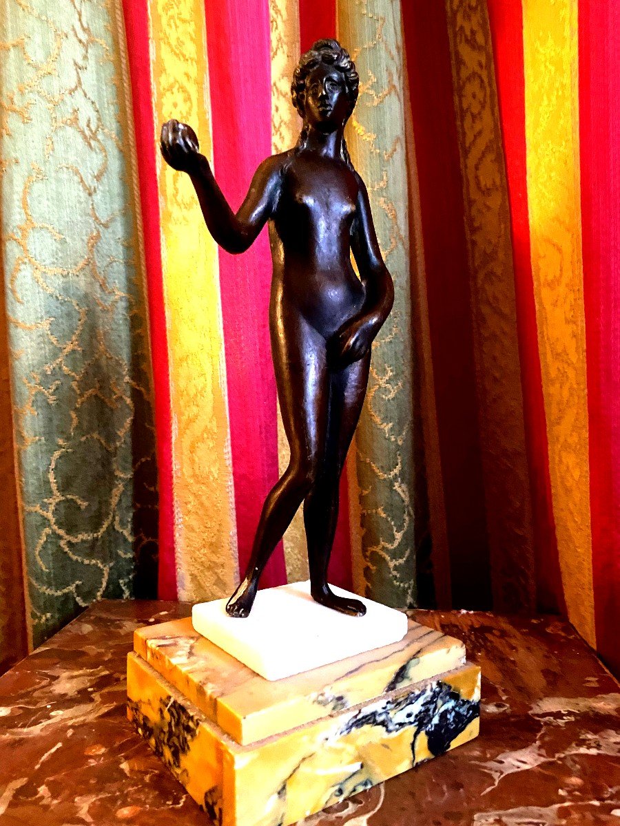Beautiful French Renaissance Patinated Bronze Statue In The Image Of Eve à La Pomme