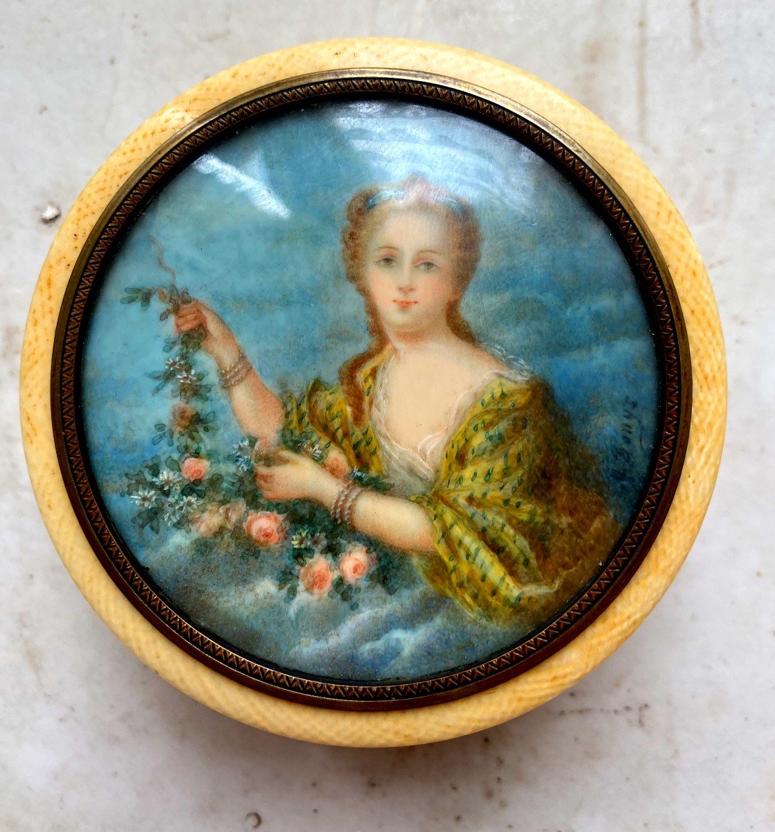 Elégant Poudrier En Ivoire d'époque Louis XVI, Avec Une Belle Miniature d'Une Dame De Qualité "