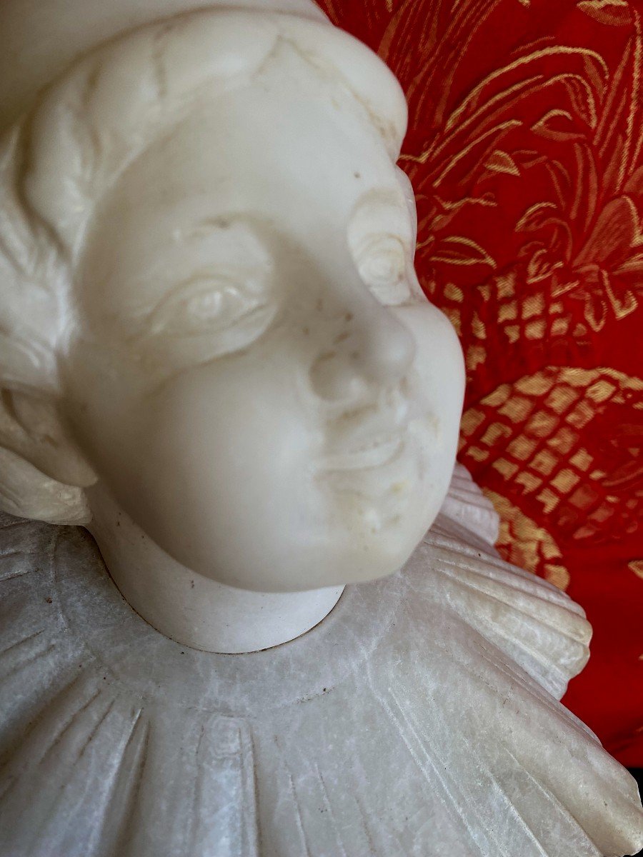  Charmant Buste En Albâtre Blanc Veiné d'Un Jeune Pierrot à Large Collerette, De Pugi Guglielmo-photo-1