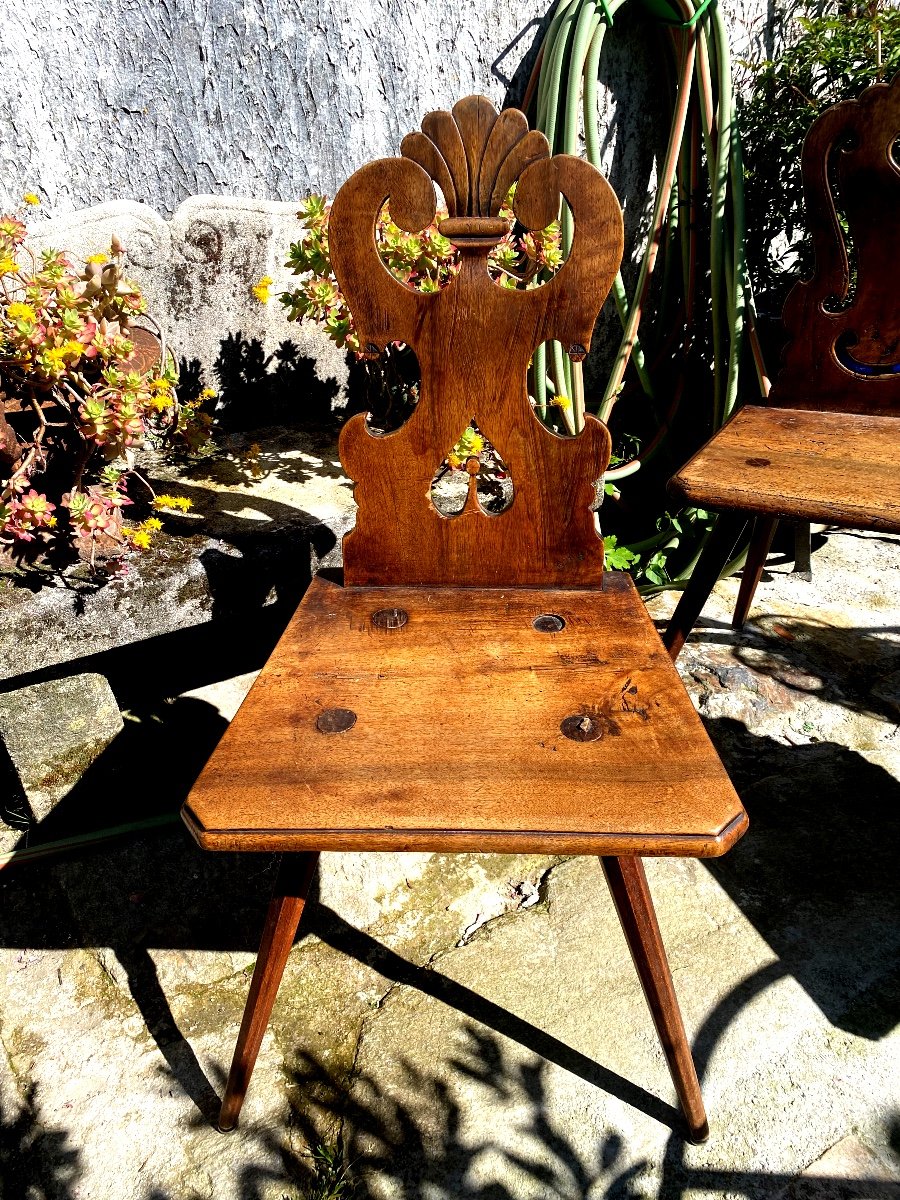 Beautiful Set Of Three Well Carved 18th Century Alsatian Walnut Escabelle Chairs-photo-3