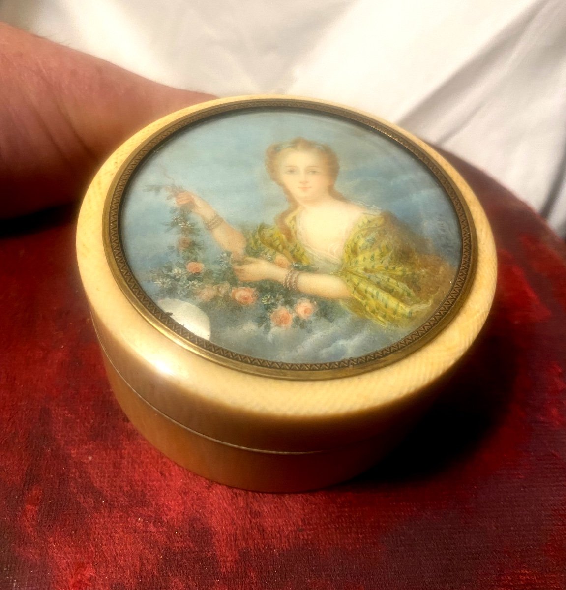 Elegant 18th Century Powder Compact With Portrait Of Lady With Crown Of Roses, All In Ivory-photo-4